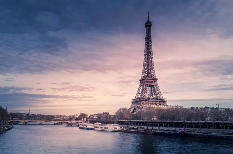 beau-plan-large-tour-eiffel-paris-entoure-eau-navires-sous-ciel-2.jpg